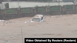 2024年4月23日，中国广东遭灾严重的江湾镇的一辆汽车被冲入洪水中。（照片为社媒视频截图）