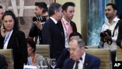 در این تصویر آنتونی بلینکن و سرگئی لاوروف، وزیران امور خارجه آمریکا و روسیه، در نشست گروه ۲۰ در دهلی‌نو، هند، دیده می‌شوند