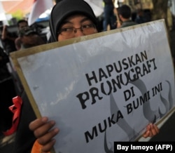 Pengunjuk rasa dari berbagai kelompok Muslim mengadakan unjuk rasa anti-pornografi di luar pengadilan Bandung di Jawa Barat pada 31 Januari 2011. (Foto: AFP/Bay Ismoyo)