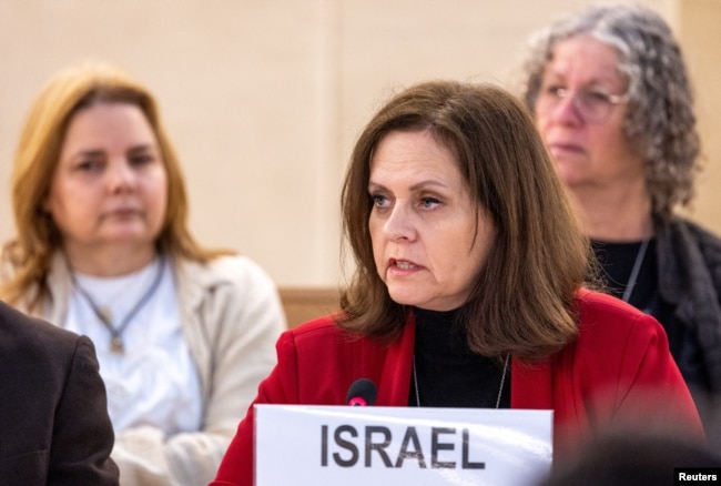 Duta Besar Israel untuk PBB Meirav Eilon Shahar berbicara di depan Dewan Hak Asasi Manusia di Jenewa, Swiss, 29 Februari 2024 (foto: dok).