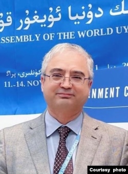 2021年伊利夏提在布拉格“第七届世界维吾尔代表大会”会场。（照片由伊利夏提提供）