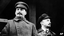 资料照：1930年11月21日，苏联领导人斯大林和苏共政治局委员布哈林（右）在莫斯科。