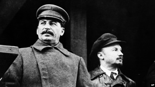 资料照：1930年11月21日，苏联领导人列宁（右）与斯大林在莫斯科。