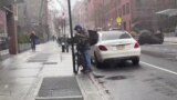 Lluvia y nieve complican el trabajo a repartidores en Nueva York