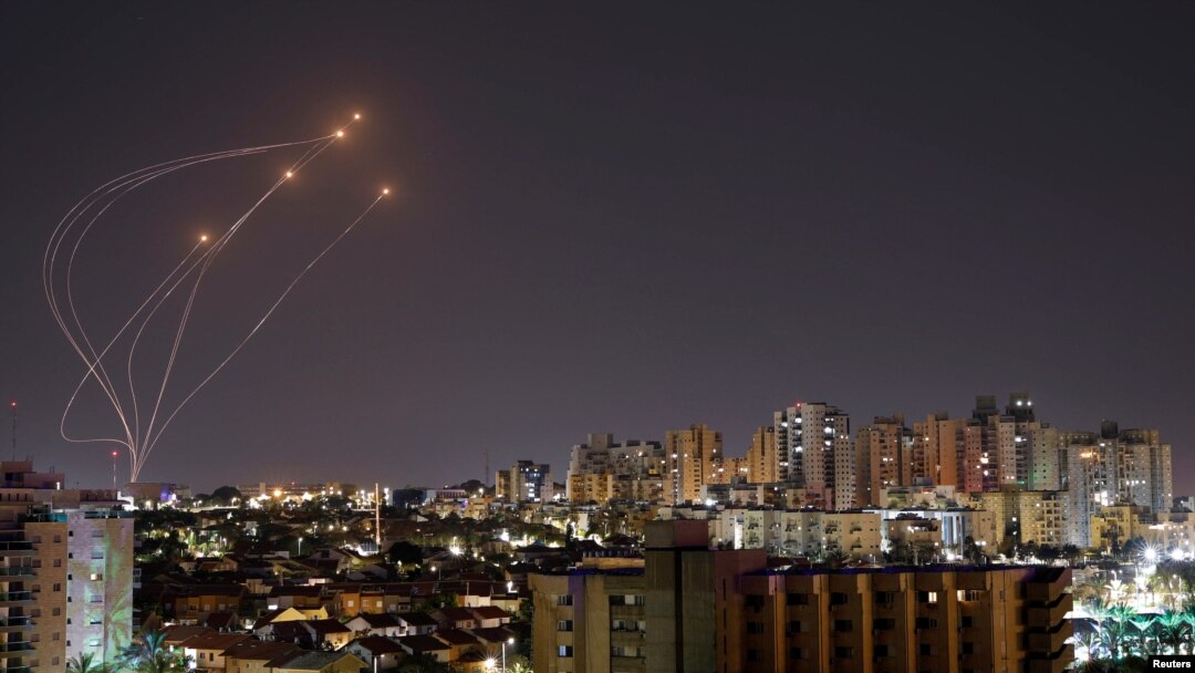 Sistem pertahanan antirudal milik Israel berupaya menggagalkan roket yang diluncurkan dari Jalur Gaza, dalam foto yang diambil dari Ashkelonm pada 7 April 2023. (Foto: Reuters/Amir Cohen)