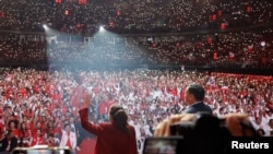 Pheu Thai's prime ministerial candidates Paetongtarn Shinawatra, daughter of former Prime Minister Thaksin Shinawatra and Srettha Thavisin, a local property tycoon, attend a major rally event ahead of the upcoming election, in Bangkok, Thailand, May 12, 2023. REUTERS/Jorge Silva