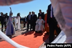 Paus Fransiskus disambut seorang penari saat tiba di Teater Hun untuk menghadiri pertemuan antaragama, di Ulan Bator, Mongolia, Minggu, 3 September 2023. (Foto: Pedro Pardo/AFP)