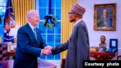 Shugaba Amurka Joe Biden, hagu, da takwaran aikinsa na Najeriya Buhari, yayin ziyarar Buhari a Washington (Hoto: Facebook/Femi Adesina)