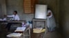 Seorang perempuan (kanan), memberikan suaranya saat pemungutan suara ulang di Distrik Imphal Barat, Manipur, India, Senin, 22 April 2024. (AP/Bulu Raj)