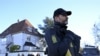 Polisi mengamankan area di depan kedutaan Turki di Kopenhagen, tempat politisi sayap kanan Denmark Rasmus Paludan mengumumkan akan membakar Al-Qur'an pada 27 Januari 2023. (Sergei GAPON / AFP)