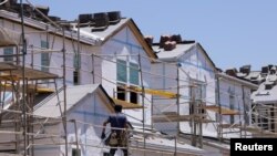 ARCHIVO: Un proyecto de construcción de casas unifamiliares en Valley Center, California, en 2021.