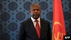 O Presidente angolano João Lourenço espera no encontro com Secretário de Estado norte-americano Antony Blinken no Palácio Presidencial em Luanda, a 25 de janeiro de 2024.