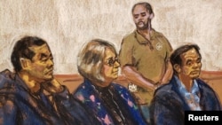 纽约华裔居民陈金平（音，左）与卢建旺（音，右）在纽约布鲁克林联邦法庭上听讯的法庭画像。（2023年4月17日）