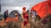 Una mujer somalí amamanta a su hijo en un campamento para desplazados en las afueras de Dollow, Somalia, el 20 de septiembre de 2022. La actual Semana Mundial de la Lactancia Materna comenzó el 1 de agosto de 2023.