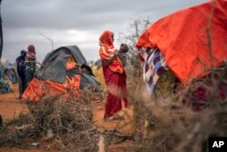 FILE - Seorang perempuan Somalia menyusui anaknya di kamp pengungsi di pinggiran Dollow, Somalia, 20 September 2022.