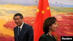 美国商务部长吉娜·雷蒙多（Gina Raimondo）与中国国务院副总理何立峰在北京人大会堂举行会晤。（2023年8月29日）