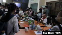 A view of VOD's newsroom when journalists and NGO representatives came to monitor the closure of the outlet, Feb.13, 2023 (Sun Narin/VOA Khmer)