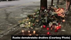 Cvijeće, svijeće i fotografije opozicionog lidera Alekseja Navalnog ispred Ambasade Rusije u Beogradu, 21. februar 2024.