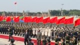 2023年5月15日，中国国家主席习近平和厄立特里亚总统伊萨亚斯·阿费沃基在北京人民大会堂外的欢迎仪式上。（路透社照片）