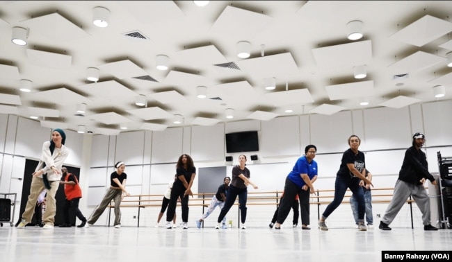 Amirah mengajar kelas tari di Kennedy Center, Washington, D.C., dalam festival Words, Beats & Life (Foto: Banny Rahayu/VOA)