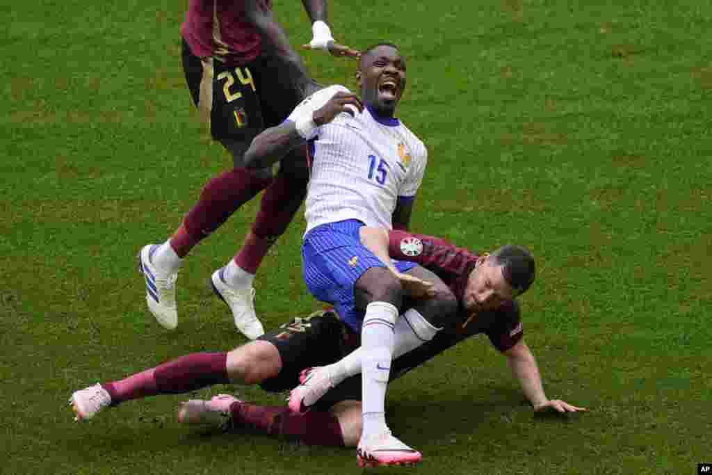 Marcus Thuram of France screams as he is tackled by Belgium&#39;s Jan Vertonghen during a round of sixteen match between France and Belgium at the Euro 2024 soccer tournament in Duesseldorf, Germany. (AP Photo/Andreea Alexandru)