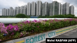 Jajaran kondominium di Forest City, sebuah proyek pembangunan yang diluncurkan di bawah Inisiatif Sabuk dan Jalan China di Gelang Patah di Johor Malaysia, 1 September 2023. (Foto: AFP/Mohd RASFAN)