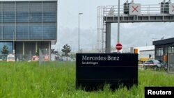 Mobil ambulans diparkir di luar pabrik Mercedes setelah tersangka ditahan menyusul penembakan di pabrik Mercedes-Benz di Sindelfingen dekat Stuttgart, Jerman, 11 Mei 2023. (REUTERS/Tilman Blasshofer)