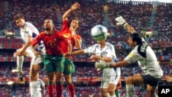 Angelos Haristeas postiže gol protiv Portugala koji je Grčkoj 2004. doneo titulu prvaka Evrope (Foto: AP Photo/Dusan Vranic)