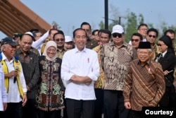 Presiden Jokowi bercengkerama bersama para menteri Kabinet Indonesia Maju sebelum melakukan Sidang Kabinet Paripurna di IKN, 12 Agustus 2024. (Biro Setpres)