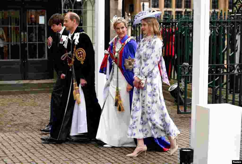 El duque y la duquesa de Edimburgo llegan con Lady Louise Windsor (derecha) y el conde de Wessex (izquierda) a la Abadía de Westminster.