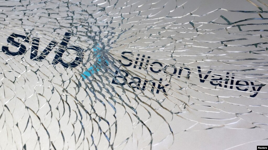 路透社资料照 - 一块被打碎的玻璃下可见硅谷银行的英文招牌。(photo:VOA)