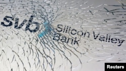 路透社资料照 - 一块被打碎的玻璃下可见硅谷银行的英文招牌。