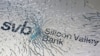 路透社资料照 - 一块被打碎的玻璃下隐约可见硅谷银行的英文招牌。