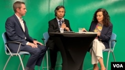 塔希尔·哈穆特·伊兹吉尔（Tahir Hamut Izgil 中间)，约书亚·弗里曼（Joshua Freeman 左边），纳丁·法里德·约翰逊（Nadine Farid Johnson 右边）在华盛顿的新书发布会上。