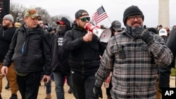 Mantan pemimpin kelompok sayap kanan ekstrem Proud Boys, Joseph Biggs (kanan) bersama anak buahnya dalam pawai menjelang serangan ke gedung Kongres AS, 6 Januari 2021 (foto: dok). 
