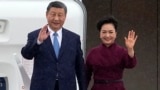 شی جین‌پینگ و پنگ لیوان، رئیس جمهوری چین و همسرش، در فرودگاه اورلی پاریس، فرانسه. یکشنبه ۱۶ اردیبهشت ۱۴۰۳