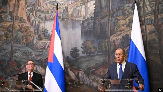 Ministri i Jashtëm rus Sergey Lavrov dhe homologu i tij nga Kuba Bruno Eduardo Rodríguez Parrilla gjatë një konference për shtypin në Moskë më 12 qershor 2024.