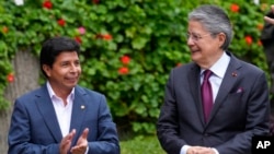 El entonces presidente de Perú, Pedro Castillo, a la izquierda, de pie junto al presidente de Ecuador, Guillermo Lasso, mientras posan para una foto grupal con otros líderes durante la Cumbre de la Comunidad Andina en Lima, Perú, el 29 de enero de 2022.