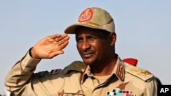 
Jenderal Mohammed Hamdan Dagalo, yang saat itu menjabat wakil ketua dewan militer di Galawee, Sudan utara, 15 Juni 2019. (Foto: AP)