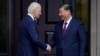 조 바이든 미국 대통령(좌측)과 시진핑 중국 국가주석이 2023년 11월 미국 샌프란시스코에서 만나 악수하고 있다> (자료사진)