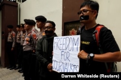 Wartawan melakukan protes menentang pemenjaraan wartawan Reuters Wa Lone, 32, dan Kyaw Soe Oo oleh otoritas Myanmar, di luar Kedutaan Myanmar di Jakarta, 7 September 2018. (Foto: REUTERS/Darren Whiteside)