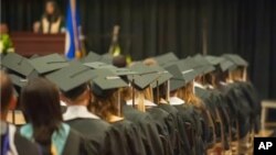 شماری از دانشجویان در مراسم جشن فارغ التحصیلی/ آرشیف صدای امریکا 