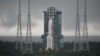 3일 중국 하이난성 원창우주발사장에서 창어 6호를 탑재한 ‘창정(長征)-5’ 로켓이 발사를 준비 중이다.