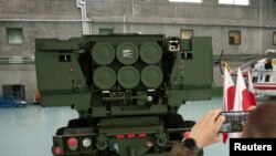 Новий пакет включає боєприпаси для HIMARS, артилерійські снаряди 155-мм та 105-мм калібру, ракети Tube-Launched, Optically-Tracked, Wire-Guided, бронебійні системи Javelin and AT-4, високоточні зенітні снаряди. На ілюстраційному фото – боєприпаси для HIMARS.