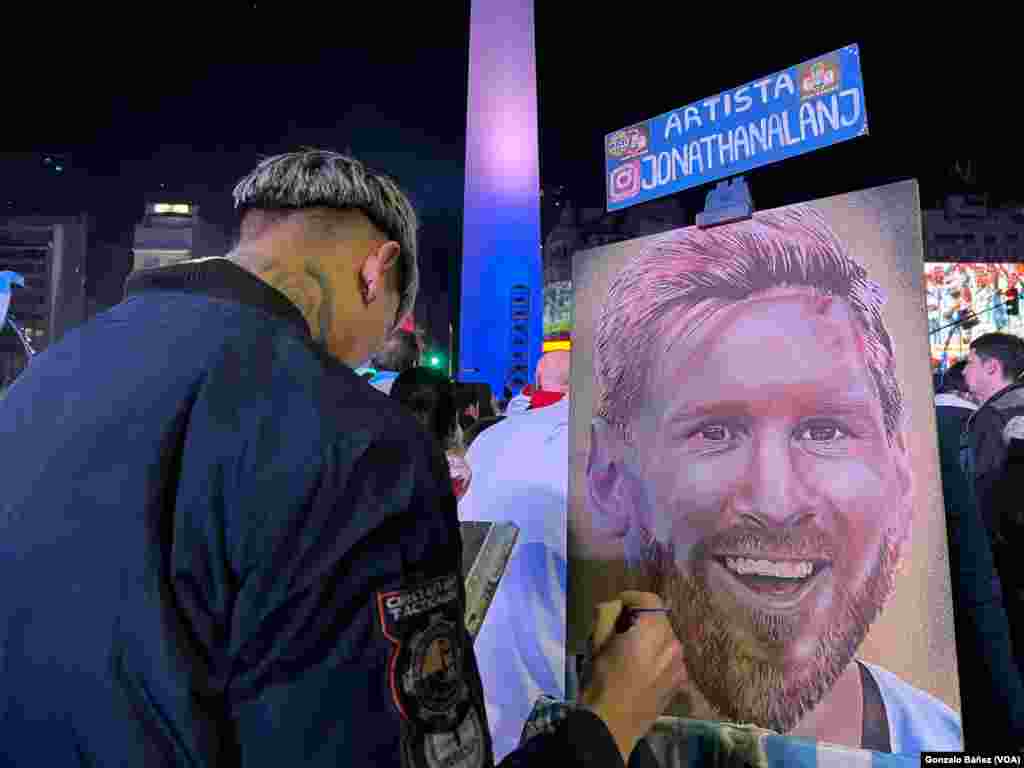 Un artista aficionado pintó un cuadro de Messi en medio de los festejos en Buenos Aires.&nbsp;