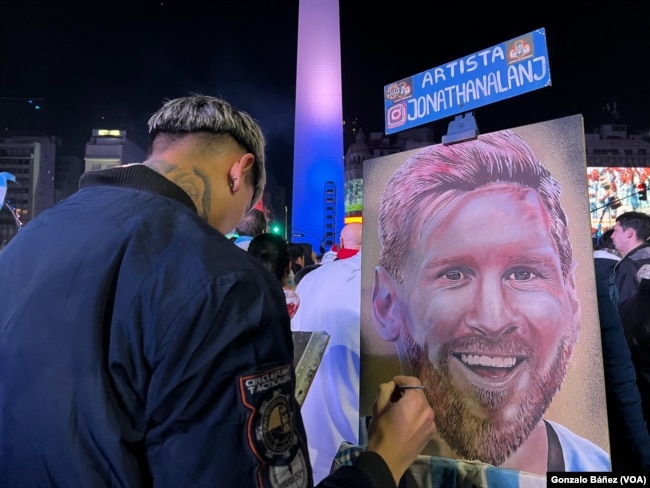 Un artista aficionado pintó un cuadro de Messi en medio de los festejos en Buenos Aires. 