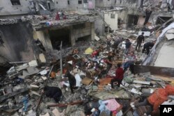 Palestinci izvlače svoju imovinu iz ruševina nakon izraelskog vazdušnog udara na Rafu, 13. decembra 2023.