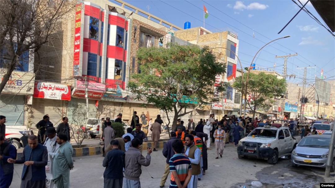 په ټوېټر شریک شوي د بي اېل ای په مبینه بیان کې وېل شوي چې د کوټې په قندهاري بازار کې د بم حملې هدف د پولیس د تحقیقاتو څانګې یو لوړ رتبه افسر و. بیان وايي په چاودنه کې دوه پولیس ووژل شوو