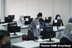 Seorang peserta ujian Seleksi Nasional Berbasis Tes (SNBT) mengerjakan soal di lokasi ujian kampus UGM, Yogyakarta, Senin (8/5). (Foto: Humas UGM)