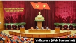 Đại biểu biểu quyết tại một cuộc họp bất thường của Ban chấp hành Trung ương Đảng ở Hà Nội hôm 1/3. Thường trực Ban bí thư Võ Văn Thưởng được cho là được chọn làm ứng viên cho chức chủ tịch nước.